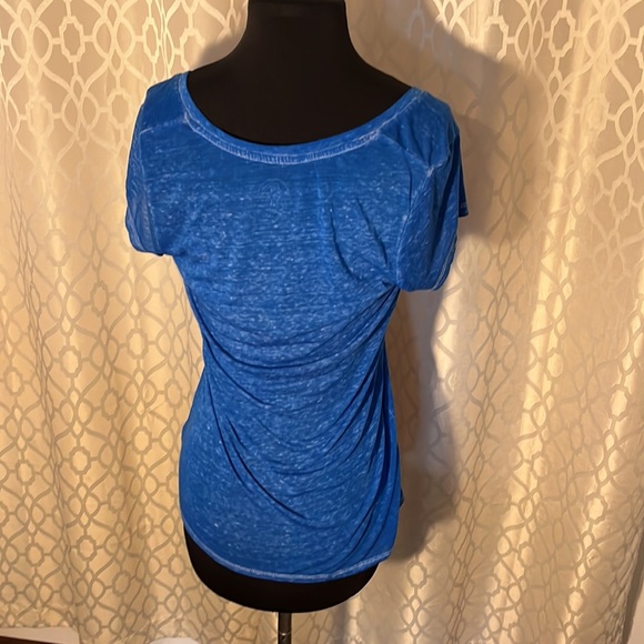 Jurassic World Vintage Tee. Size M Blue with large decal on front. - Picture 4 of 6